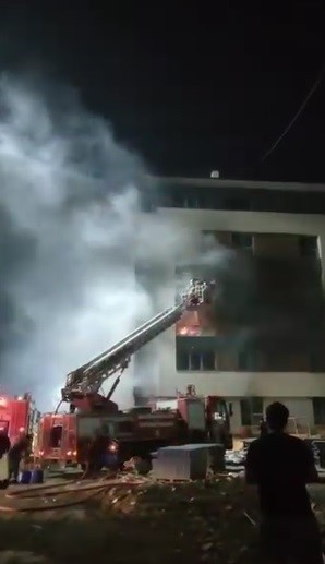 Şantiye alanında bulunan binada yangın &ccedil;ıktı
