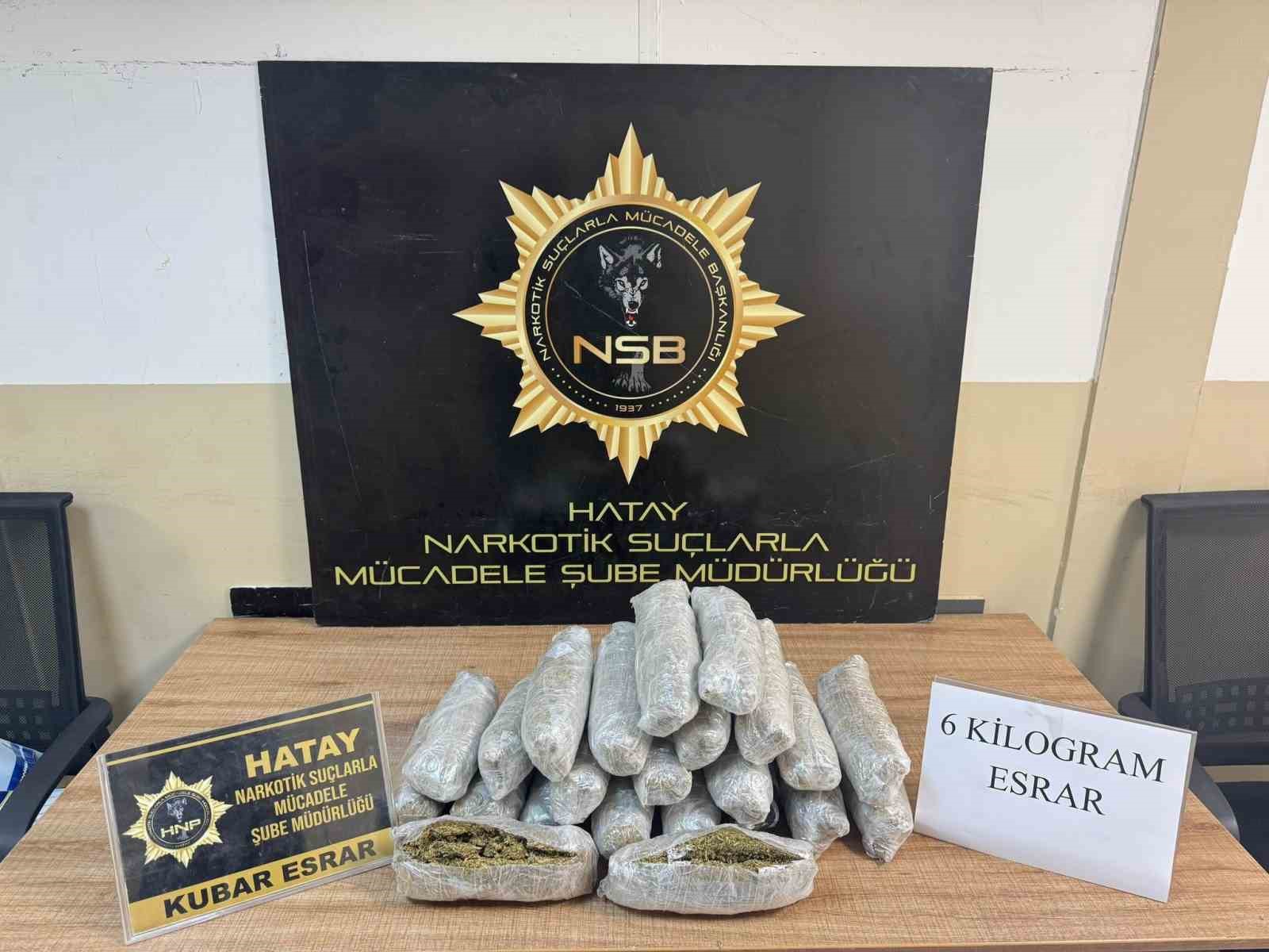 Motosikletle uyuşturucu kuryeliği yapan şahıstan 6 kilo esrar &ccedil;ıktı
