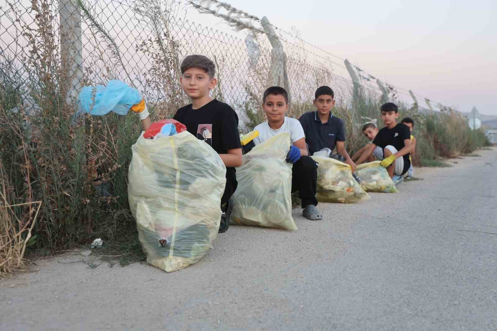 ‘Ben başladım sıra sende’ sloganıyla çöp toplama hareketini başlatan Miraç, her gün arkadaşlarıyla birlikte temiz çevre için çöp topluyor