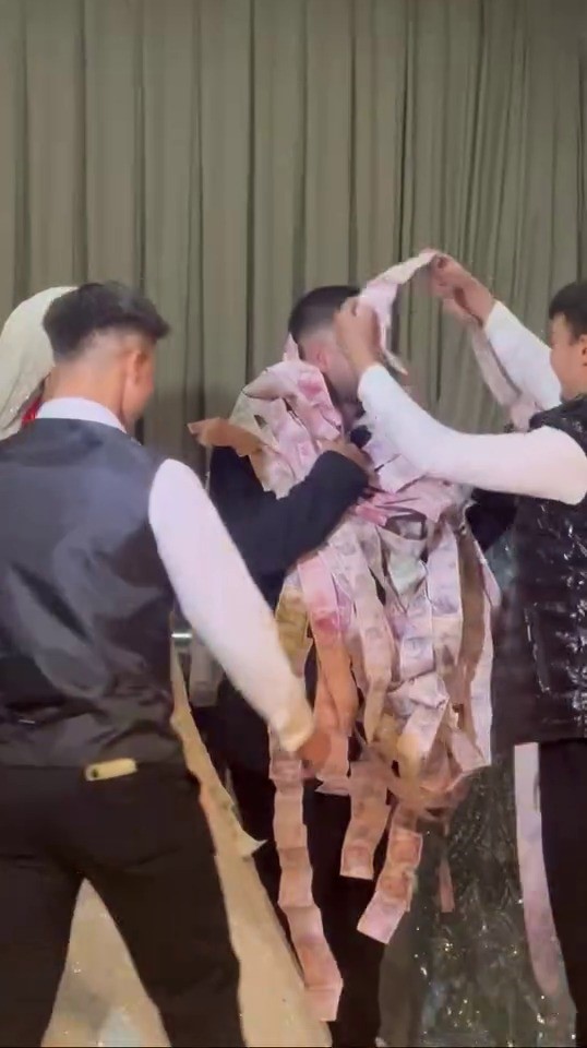 Bursa&rsquo;da damadı paraya boğdular