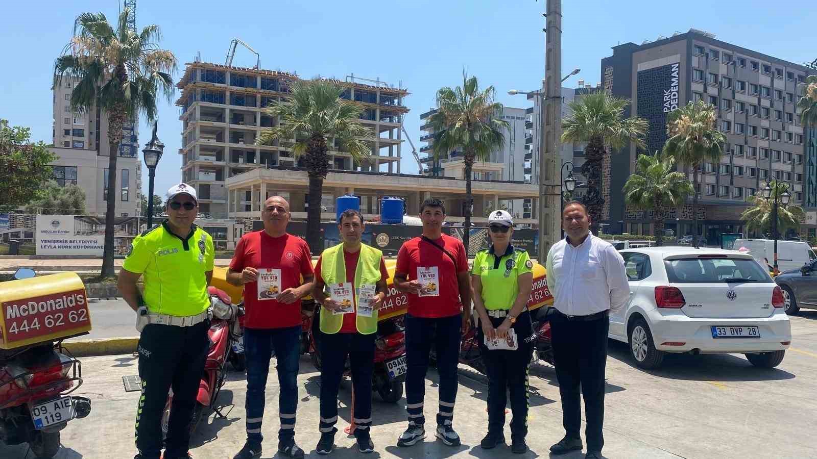 Mersinde motokuryelere trafik eitimi
