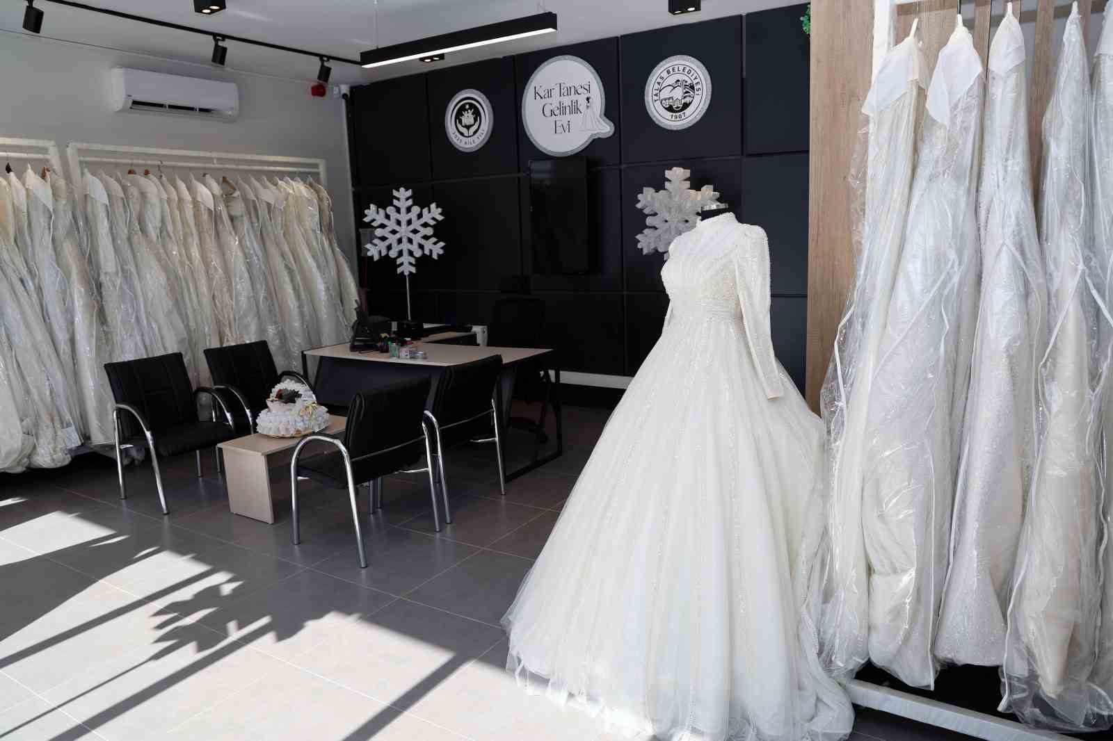 Mutlu yuvaya ilk adım, Kar Tanesi Gelinlik Evi’nde atılıyor