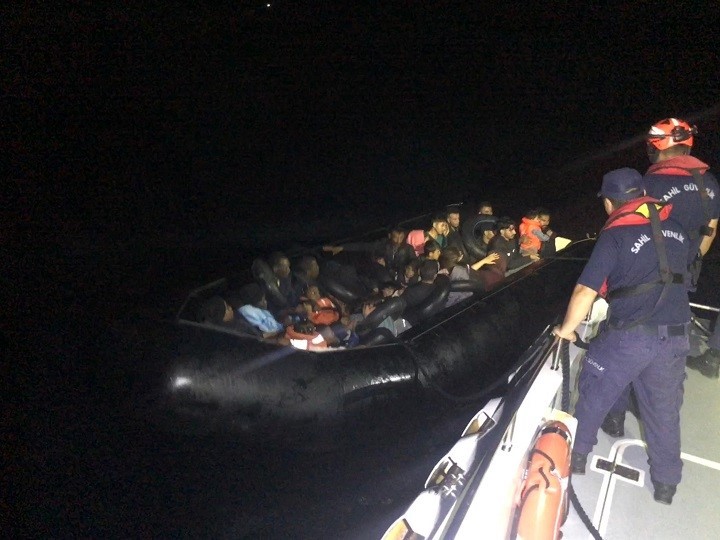İzmir&rsquo;de 46 d&uuml;zensiz g&ouml;&ccedil;men yakalandı, 16 g&ouml;&ccedil;men kurtarıldı

