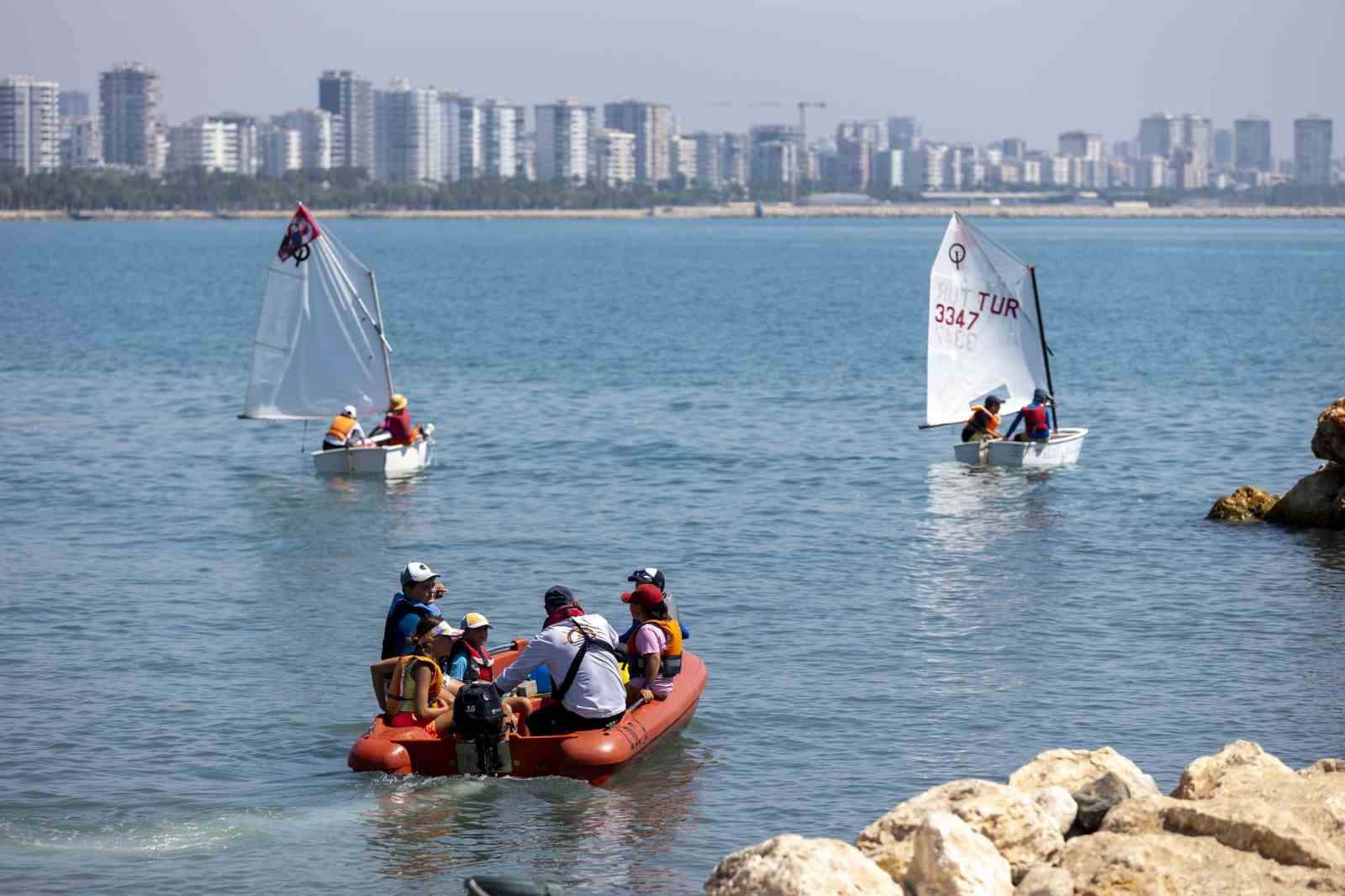 Mersinde genler cretsiz kurslarla yelken sporu reniyor
