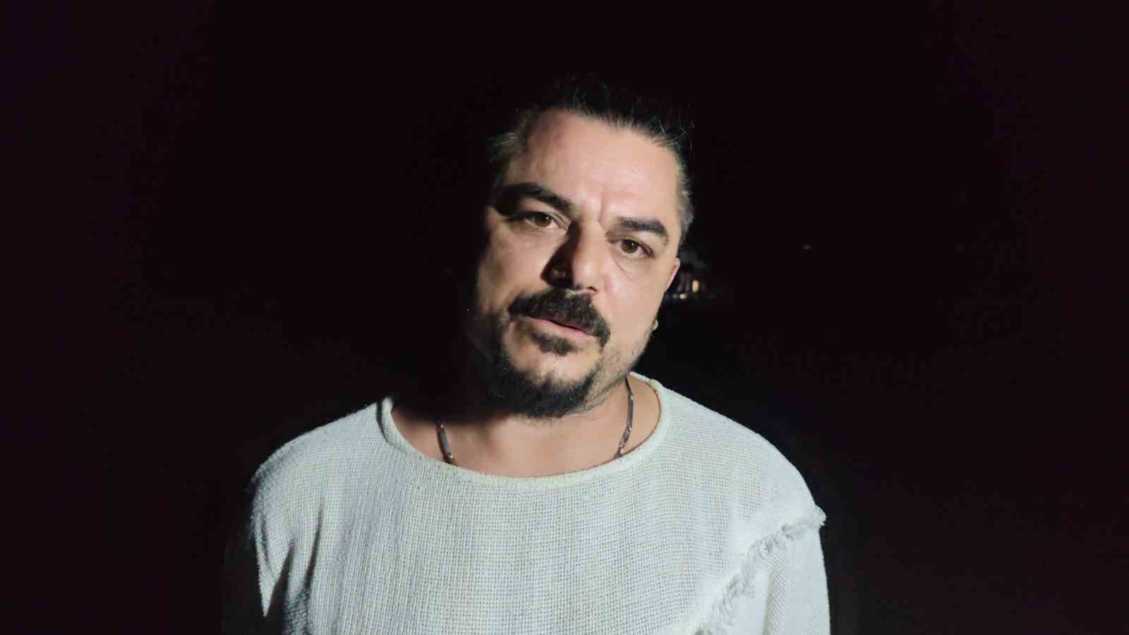 Mersin’de yönünü şaşıran yavru kaplumbağalar genç gönüllüler tarafından denize ulaştırılıyor