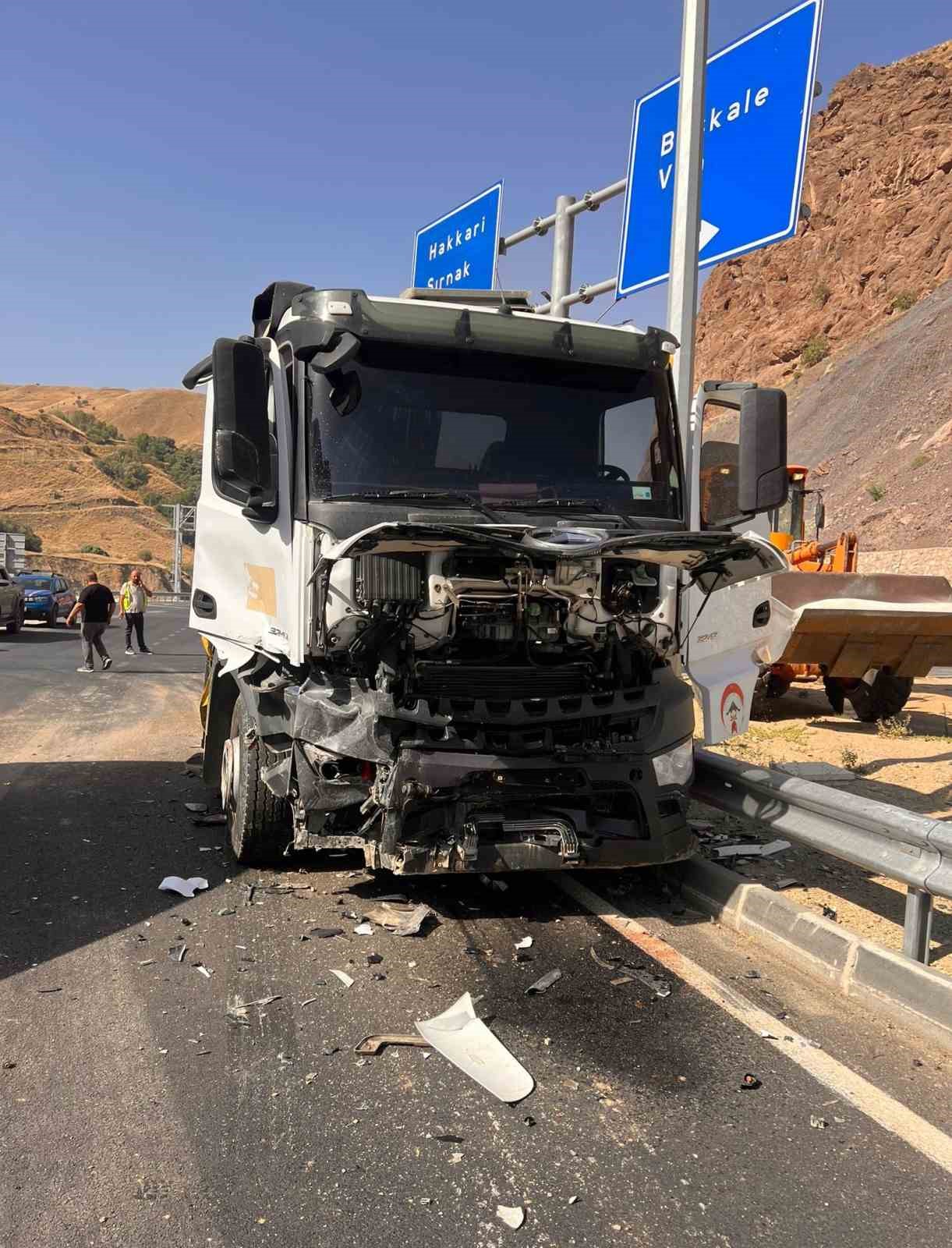 Y&uuml;ksekova-Van kara yolunda trafik kazası: 3 yaralı
