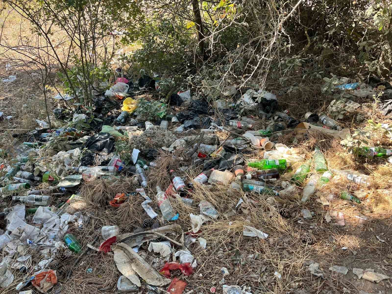 Alkol alanlar şehrin göbeği çöplüğe çevirdiler