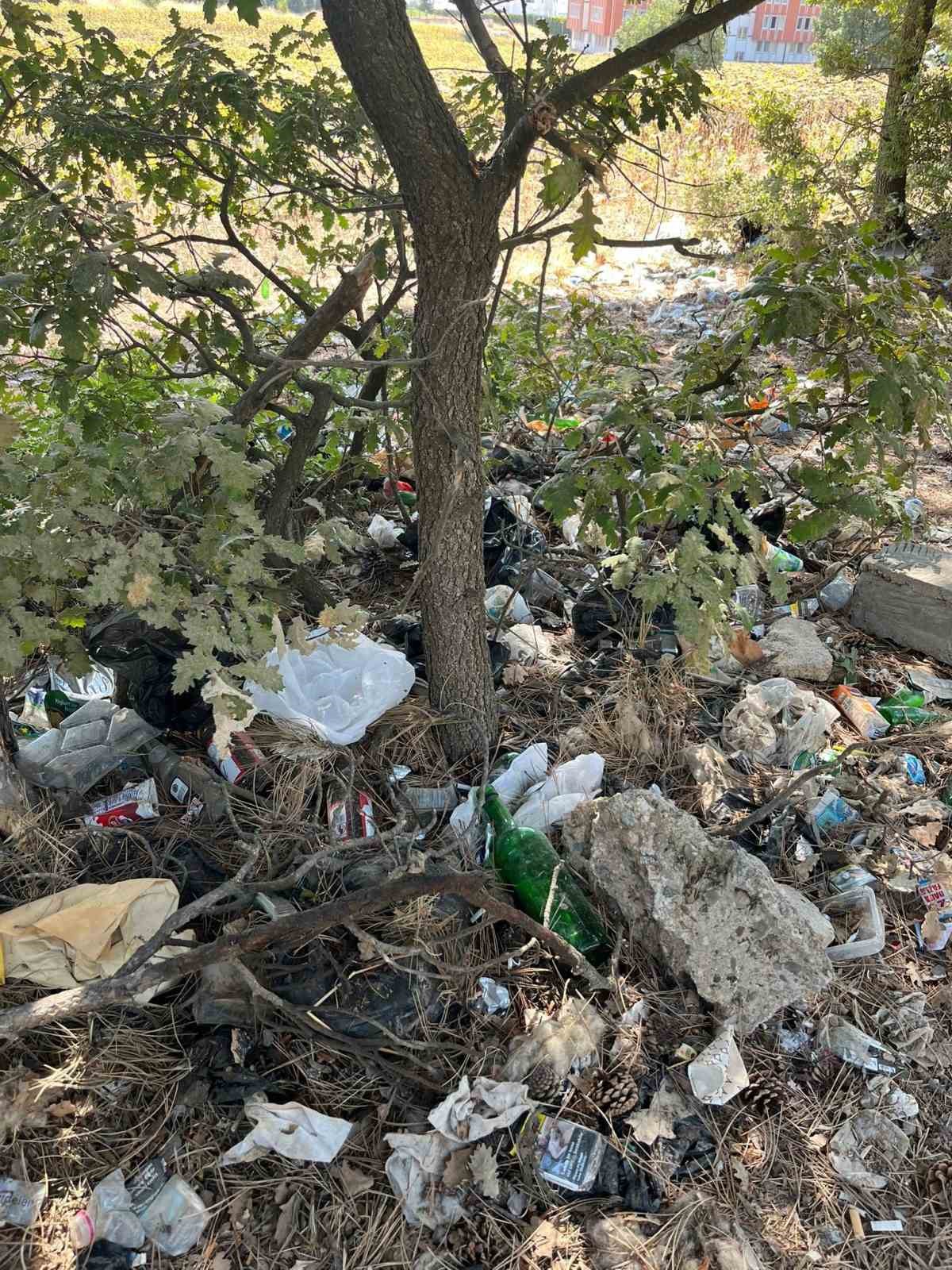 Alkol alanlar şehrin göbeği çöplüğe çevirdiler