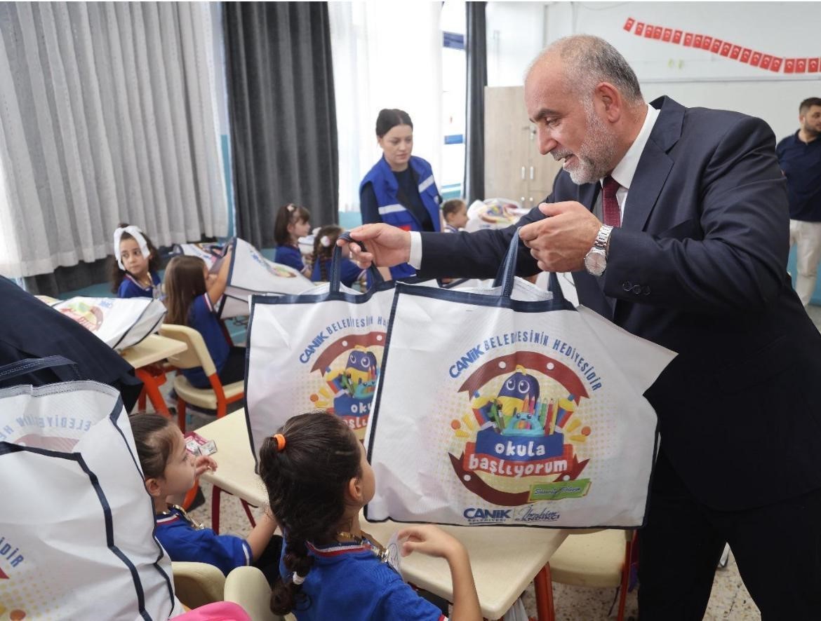 Canik Belediyesi’nden öğrencilere çanta ve kırtasiye desteği