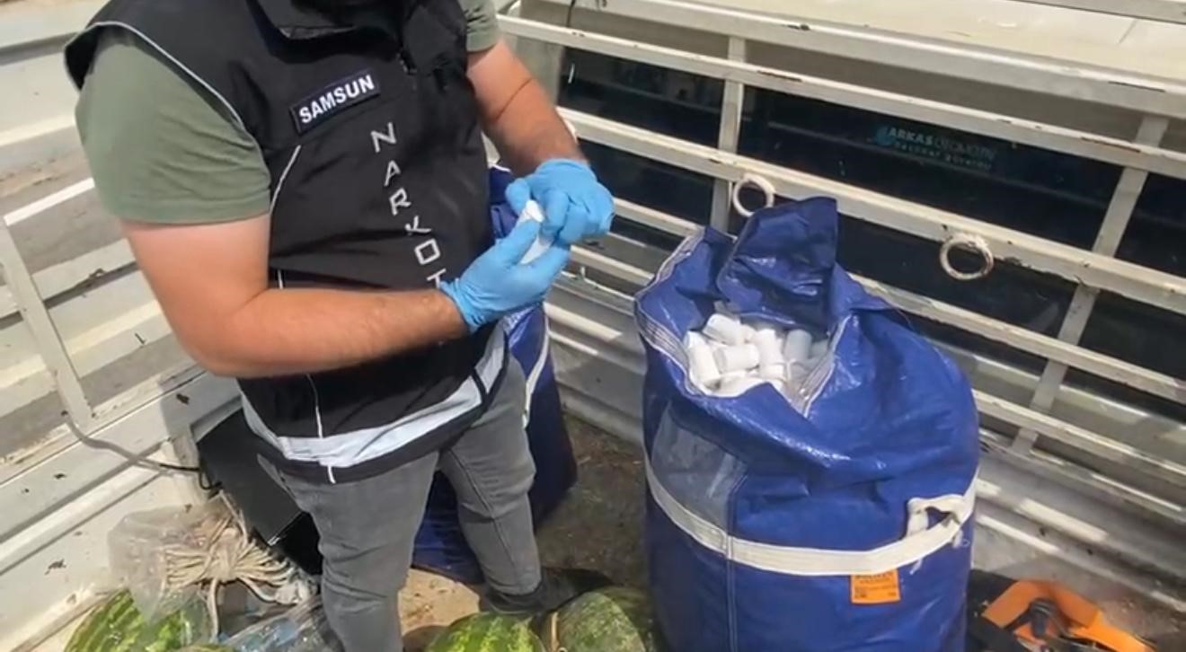 Karpuz y&uuml;kl&uuml; kamyonette 110 bin uyuşturucu hap ele ge&ccedil;irildi
