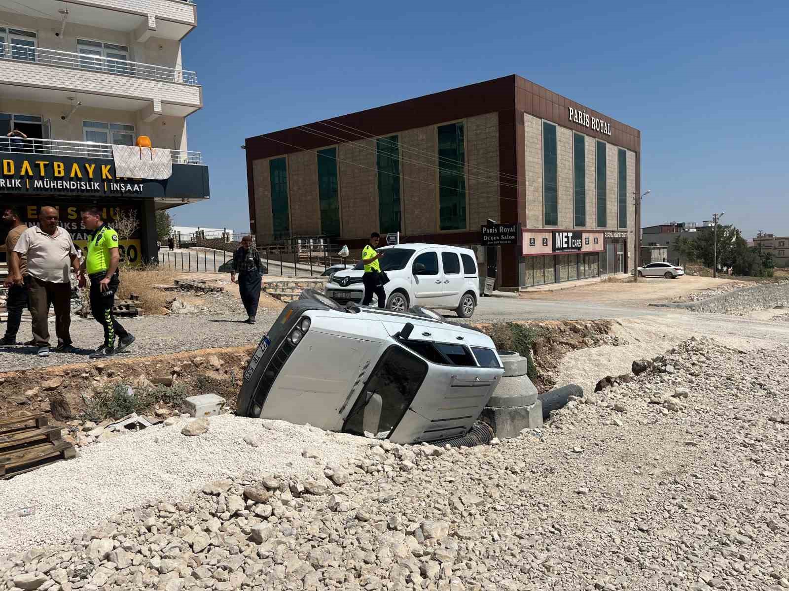 Otomobil altyapı çukuruna düştü: 5 yaralı
