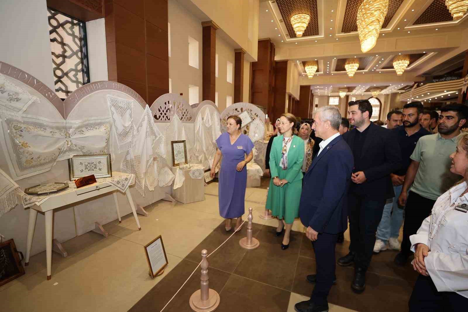 Şahinbey Belediyesi yaz okulu kursiyerlerinin el emeği sergisi açıldı