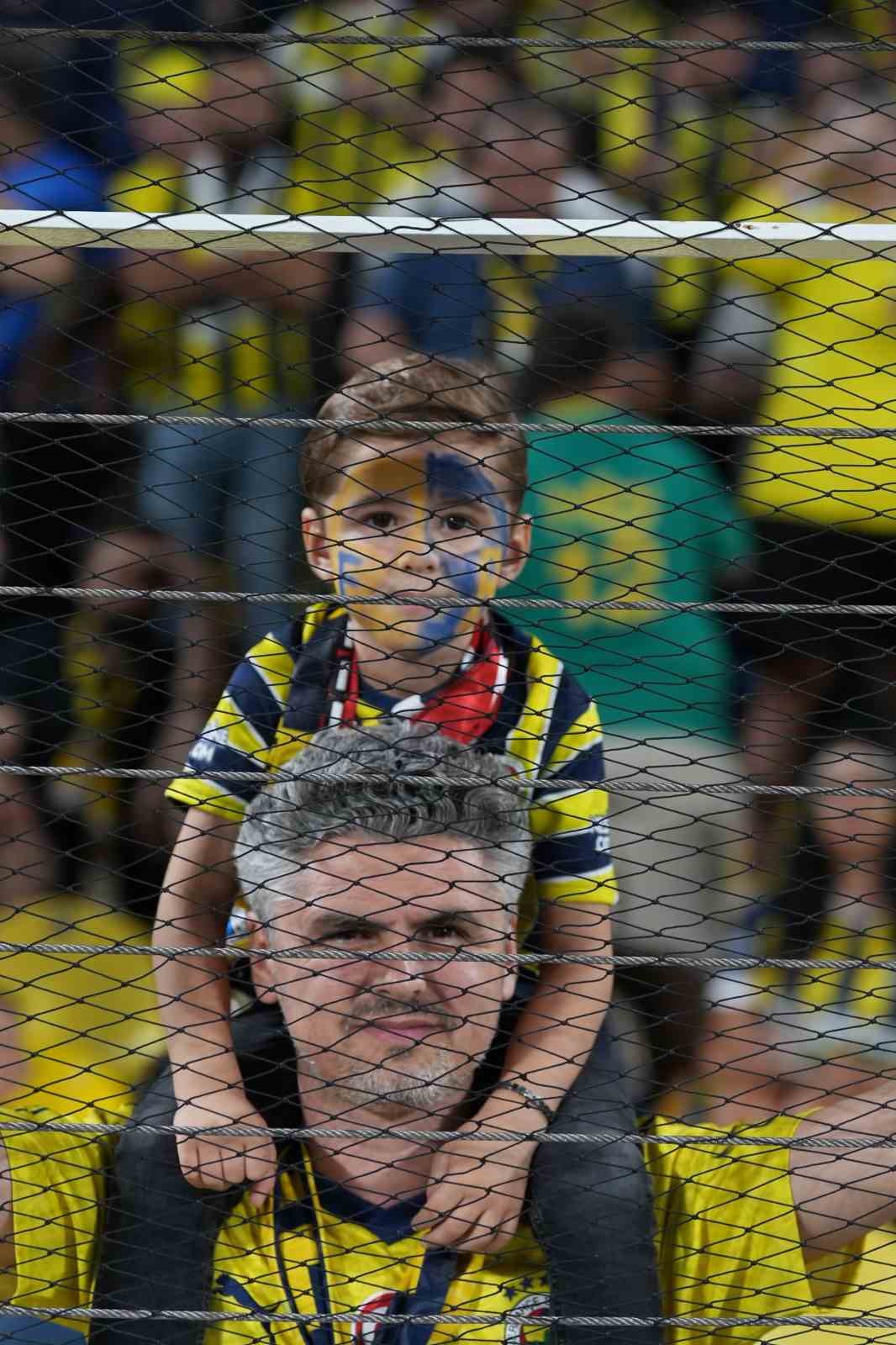 UEFA Şampiyonlar Ligi: Fenerbahçe: 0 - Benfica: 0 (Maç devam ediyor)
