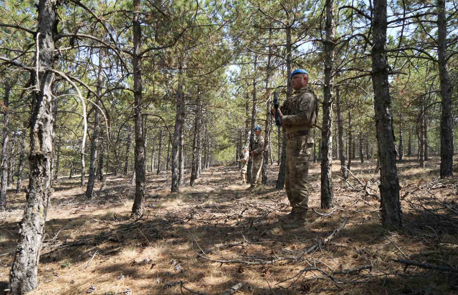 Orman yangınına karşı jandarma komandoların g&ouml;z&uuml; yeşil doğada
