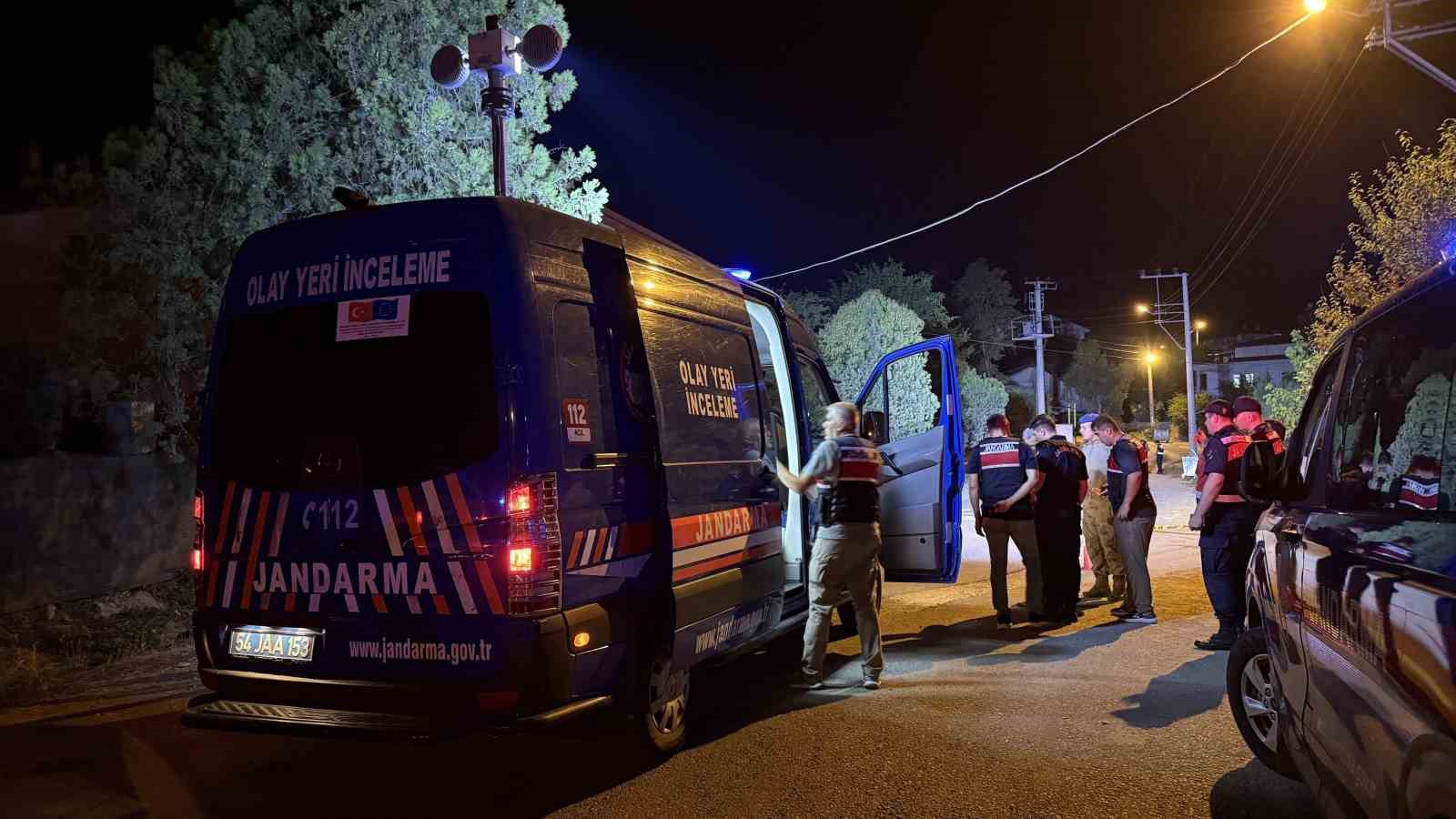 Silahlı kavga sonrası bir aracı gasp ederek ka&ccedil;mıştı, jandarmaya teslim oldu
