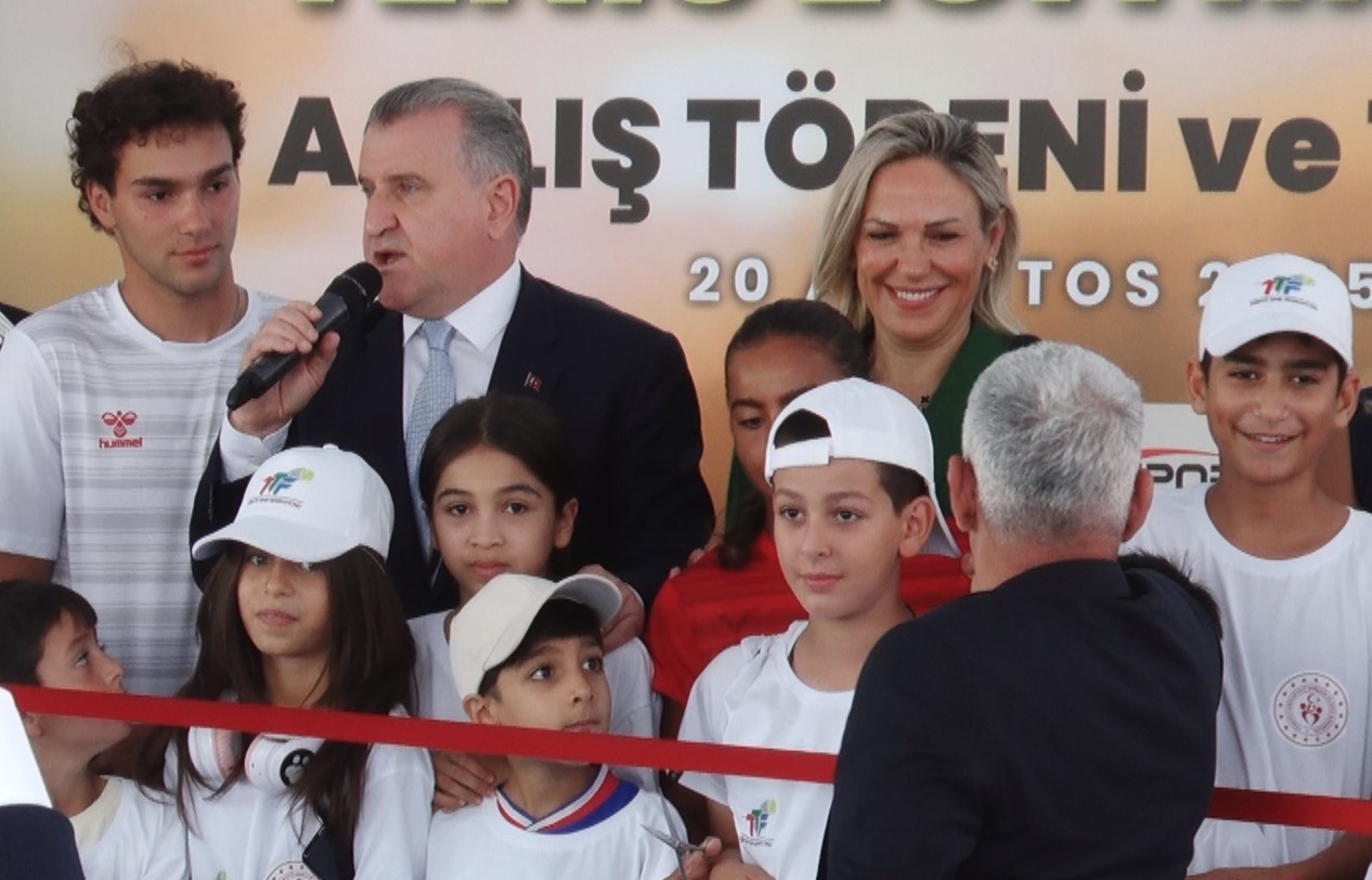 Bakan Bak: "&lsquo;Ter&ouml;rs&uuml;z T&uuml;rkiye&rsquo; projesi &ccedil;er&ccedil;evesinde Cudi Dağı&rsquo;nda artık roket sesi değil, raket sesleri dinleniyor"
