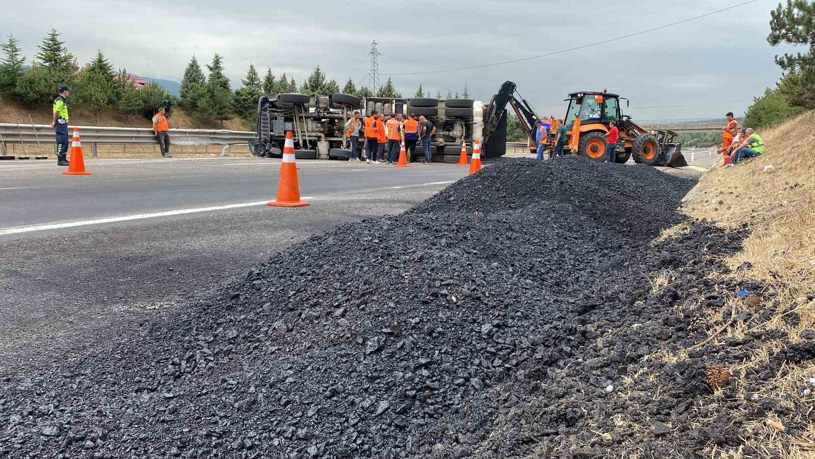 Anadolu otoyolunda asfalt y&uuml;kl&uuml; kamyon devrildi
