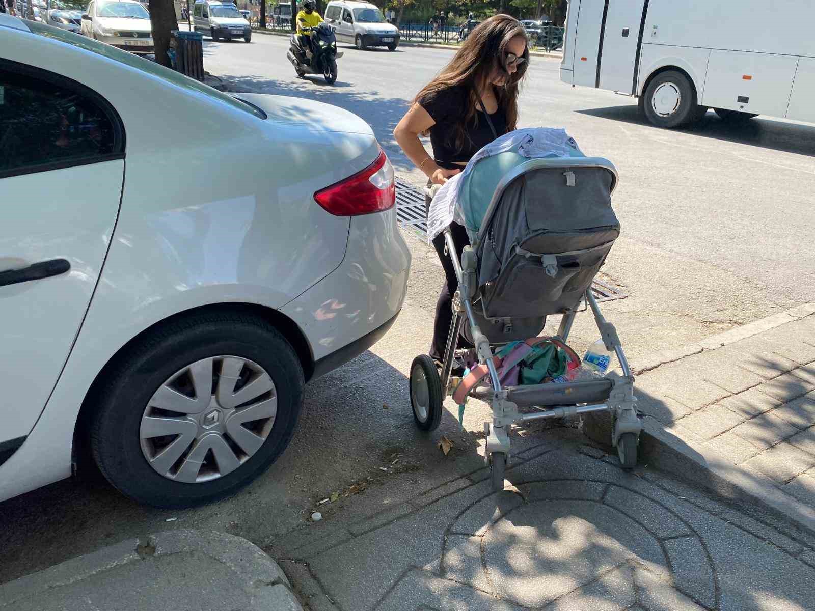 Eskişehir’de engelli ve bebek arabası geçişine saygısız park