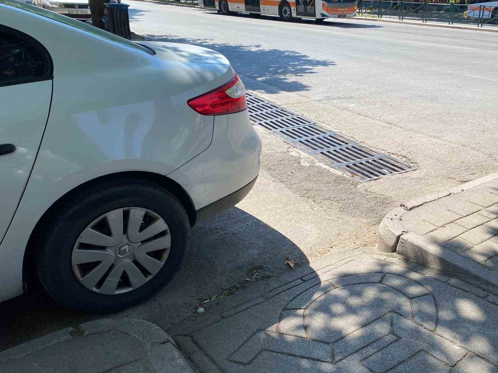 Eskişehir&rsquo;de engelli ve bebek arabası ge&ccedil;işine saygısız park
