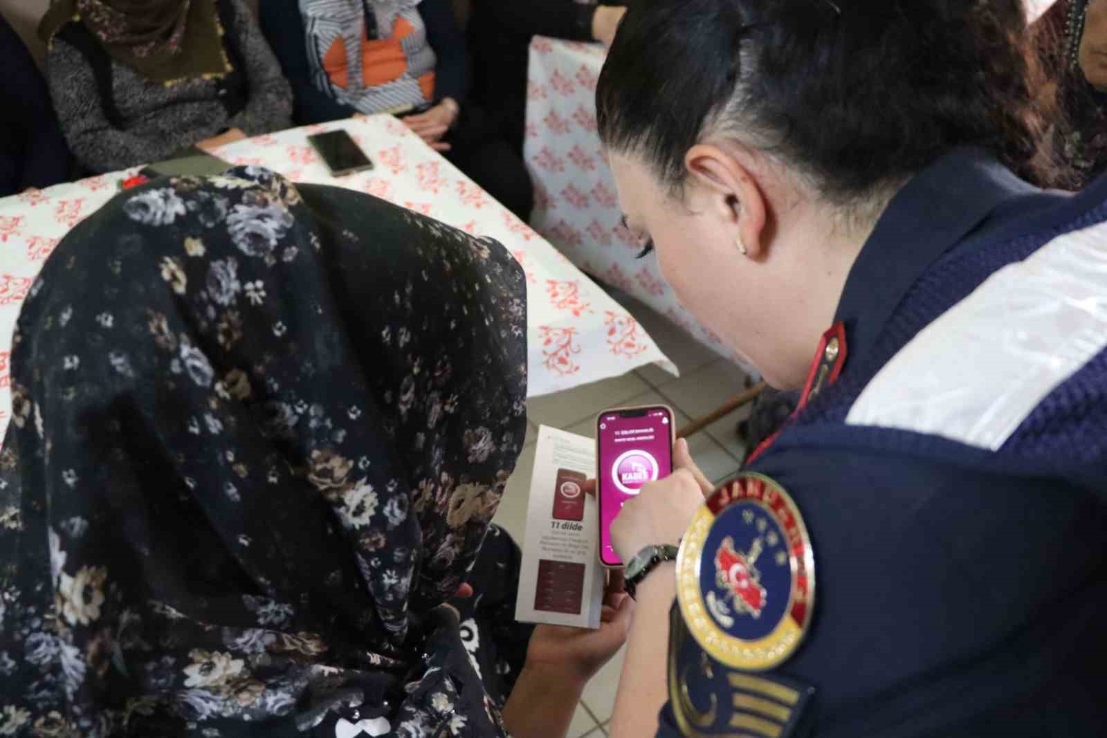 Jandarma ekipleri kadınlara KADES’i tanıttı