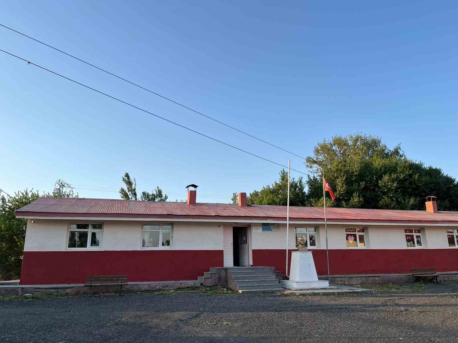 Kars’ta hayırsever iş insanı köy okulunu boyattı