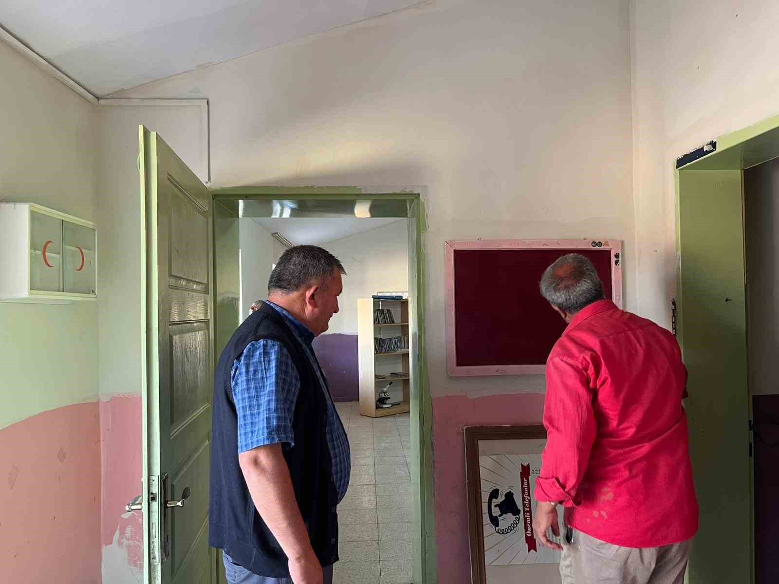 Kars’ta hayırsever iş insanı köy okulunu boyattı