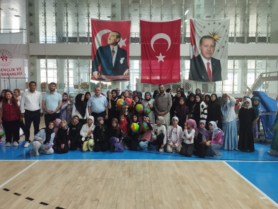 Kur’an kursu öğrencileri katıldığı voleybol turnuvası