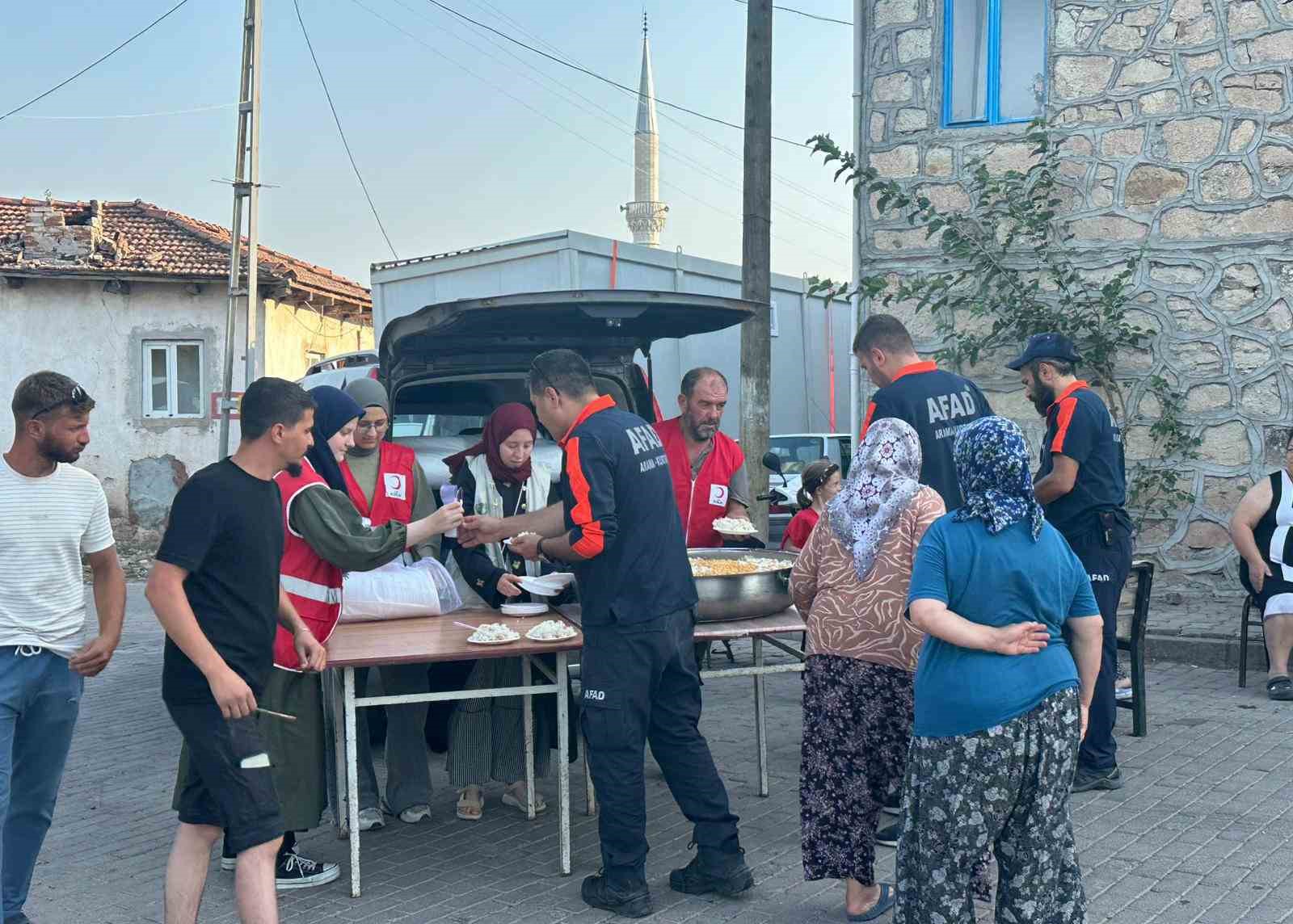 Sındırgı’daki depremzedelere Kızılay desteği