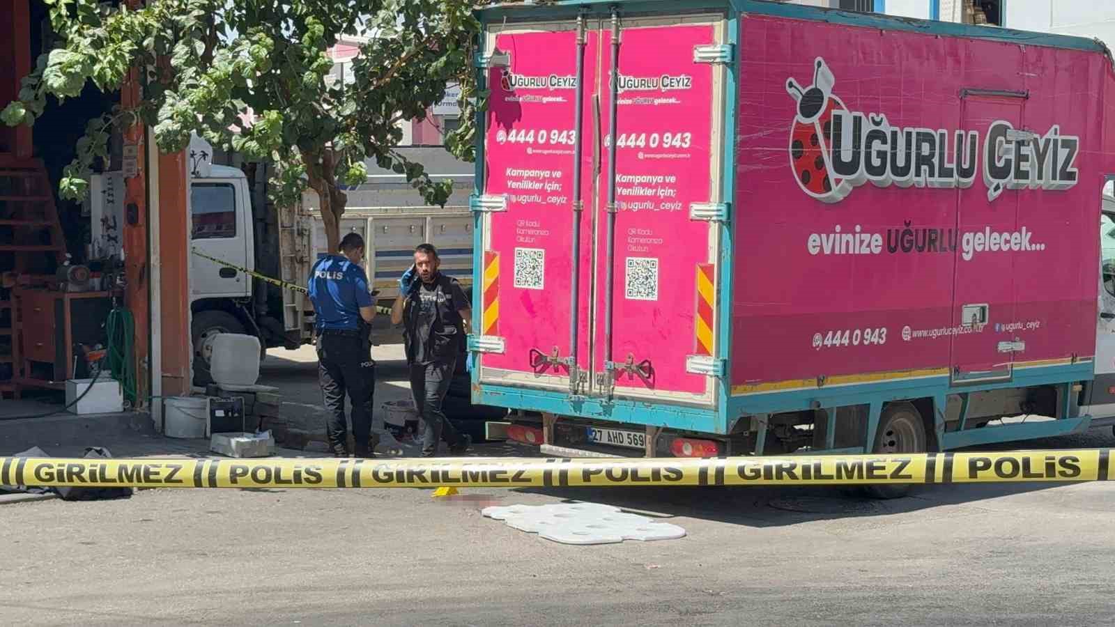 Geri manevra yapan kamyonetin altında kalan çocuk hayatını kaybetti