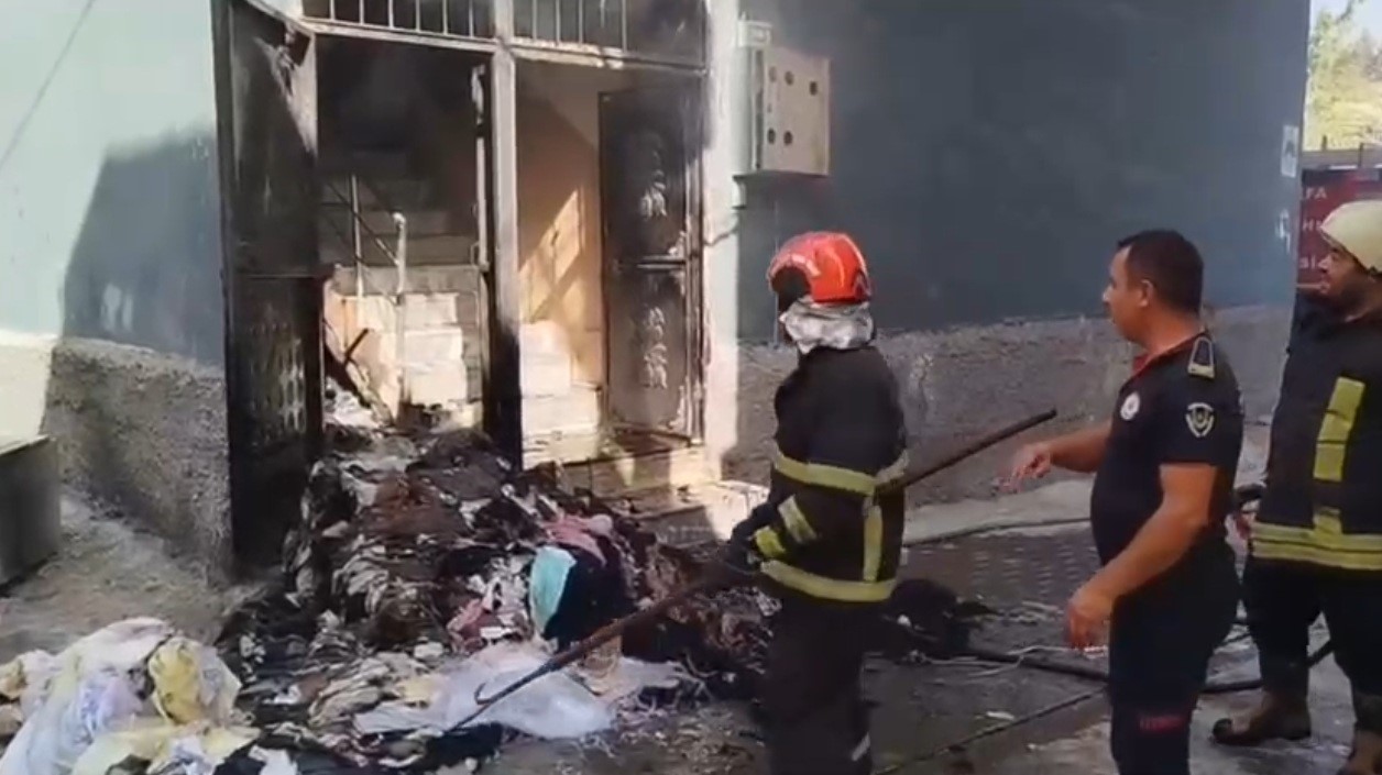 Paniğe neden olan ev yangını kısa s&uuml;rede s&ouml;nd&uuml;r&uuml;ld&uuml;
