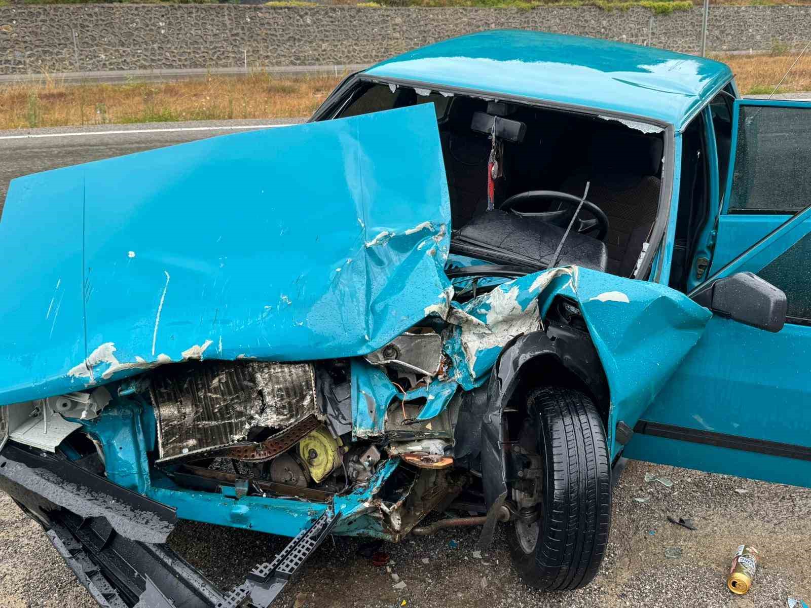 Depo bakımı yapan ekibin aracına &ccedil;arpan otomobil hurdaya d&ouml;nd&uuml;
