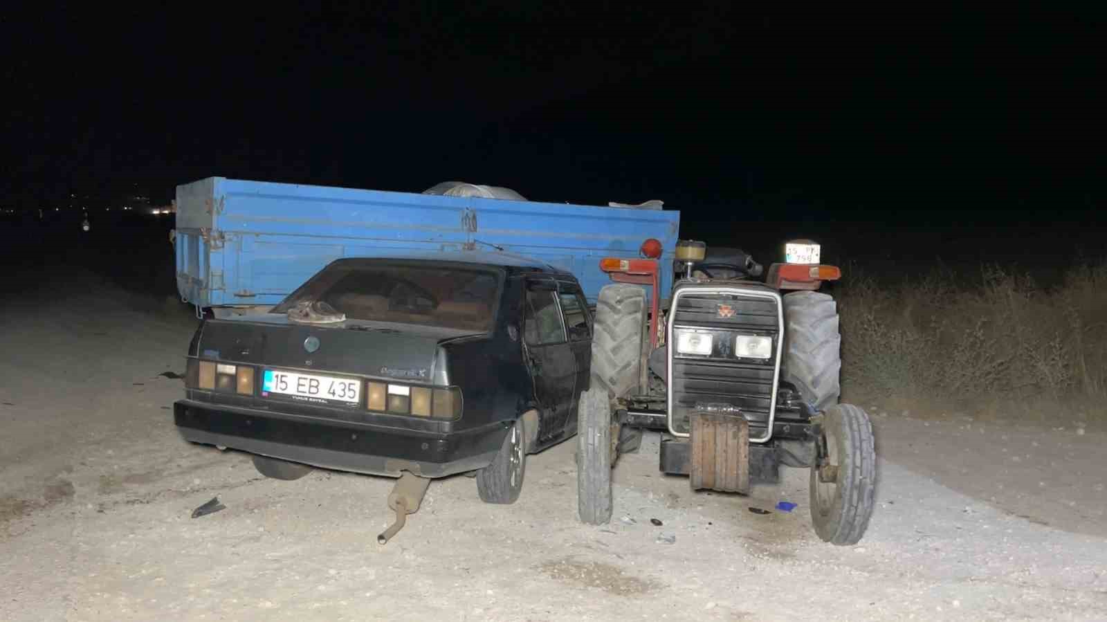 Burdur’da otomobil ile traktör çarpıştı, 1’i ağır 2 yaralı