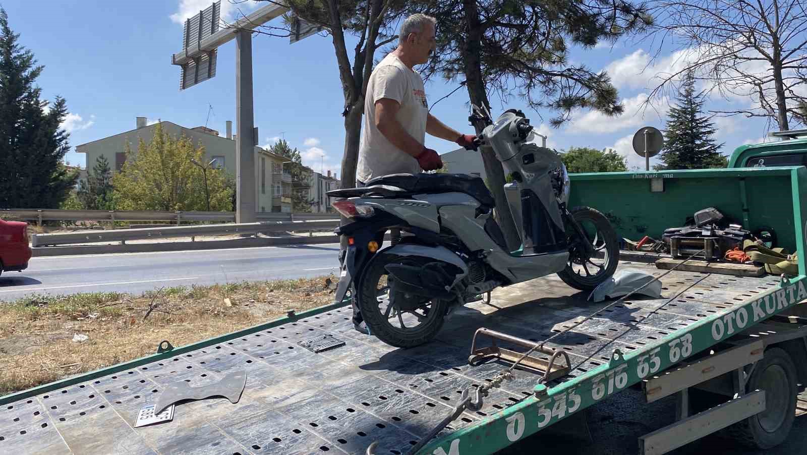 Minib&uuml;s ile motosiklet &ccedil;arpıştı: 1 yaralı
