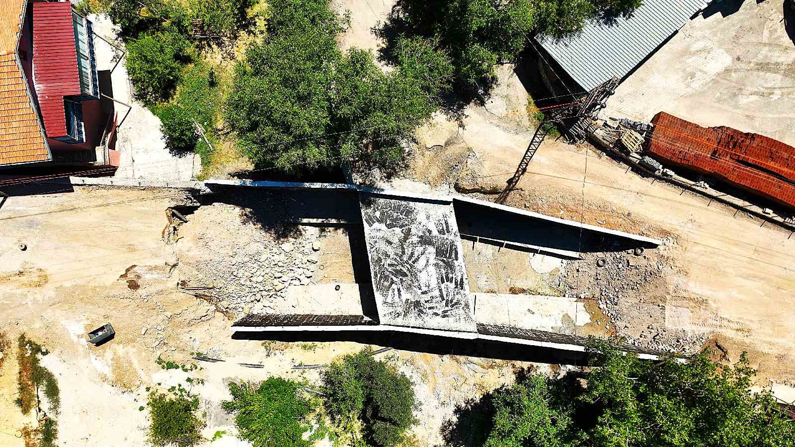 Konak Mahallesi&rsquo;nde depremde zarar g&ouml;ren k&ouml;pr&uuml; ve yol yenilendi
