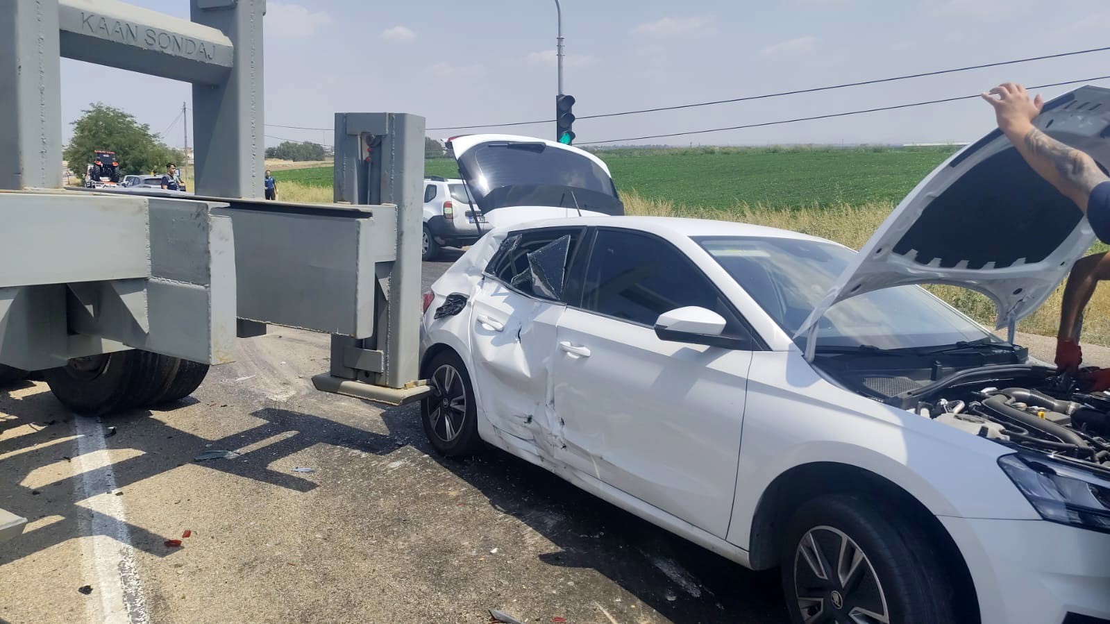 Freni boşalan kamyon, kırmızı ışıktaki 4 otomobile &ccedil;arptı: 3 yaralı
