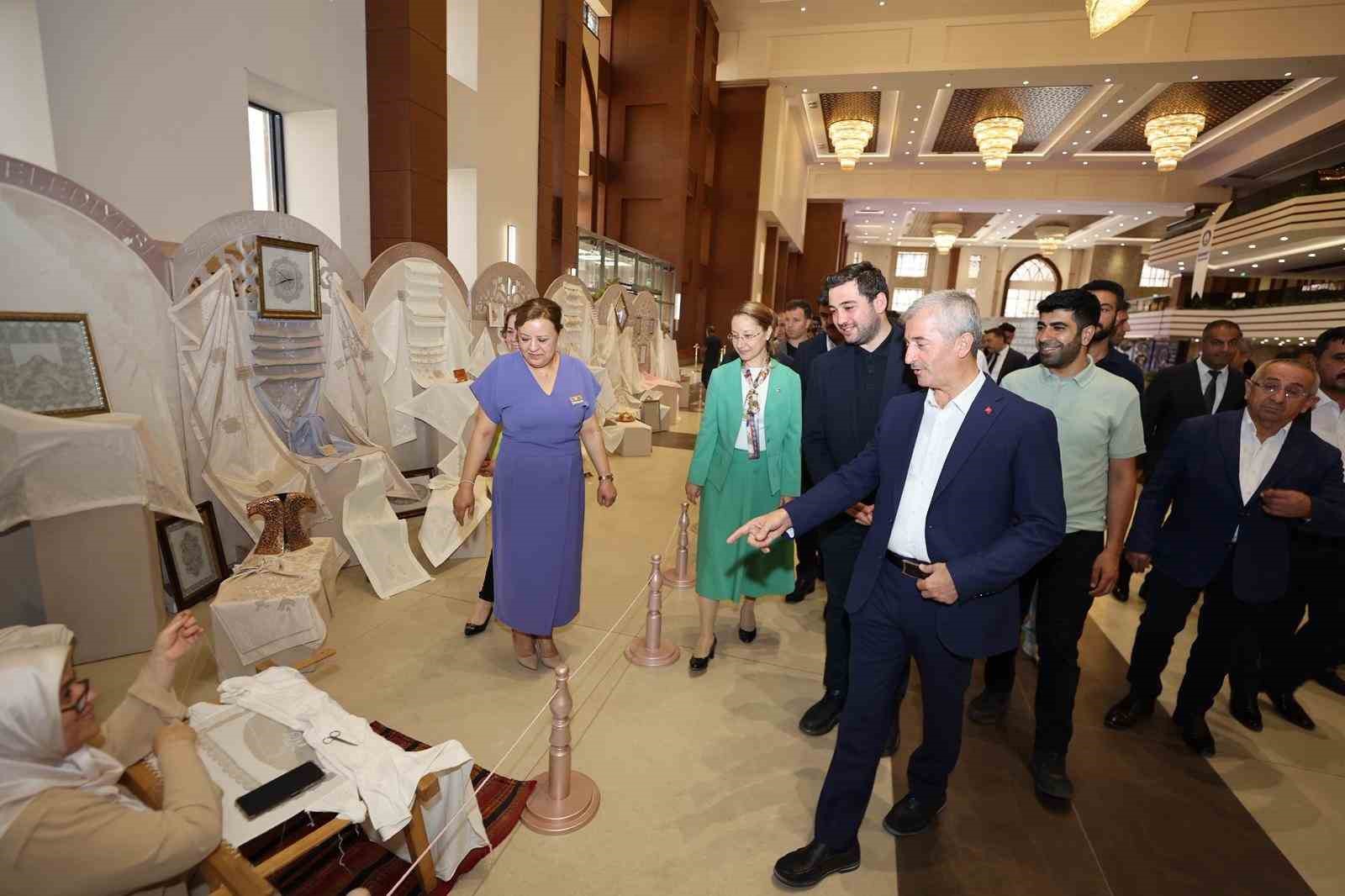 Şahinbey Belediyesi yaz okulu kursiyerlerinin el emeği sergisi açıldı