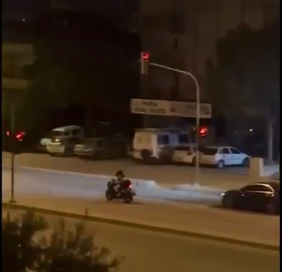 Abartılı egzozlu motosiklet trafikten men edilirken, sürücüye 11 bin lira ceza kesildi