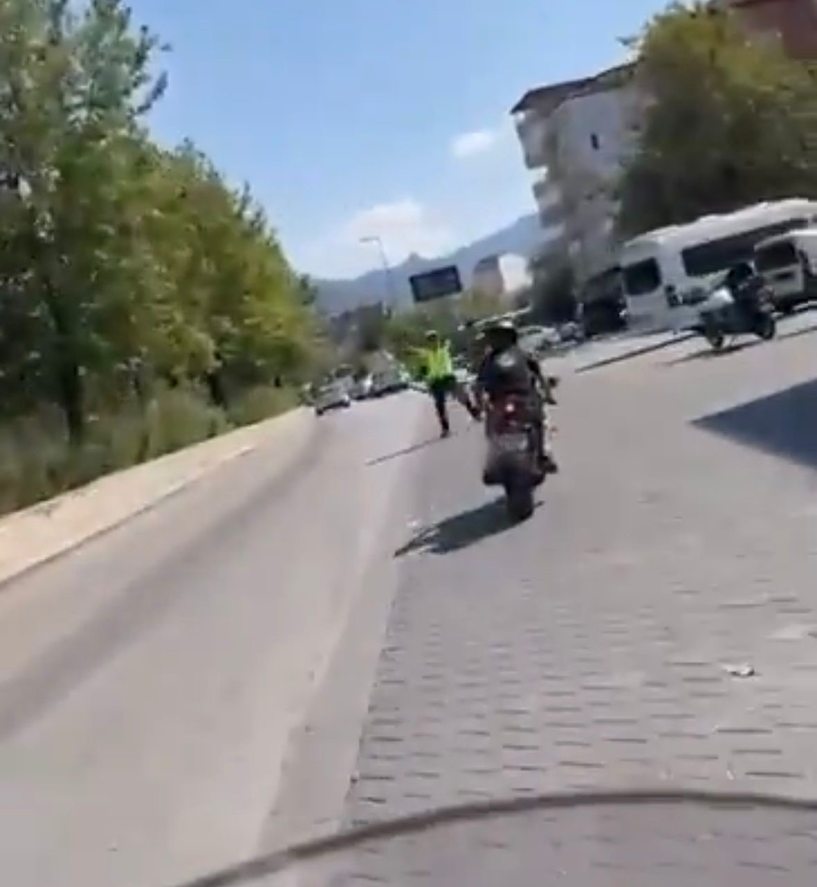 Abartılı egzozlu motosiklet trafikten men edilirken, s&uuml;r&uuml;c&uuml;ye 11 bin lira ceza kesildi
