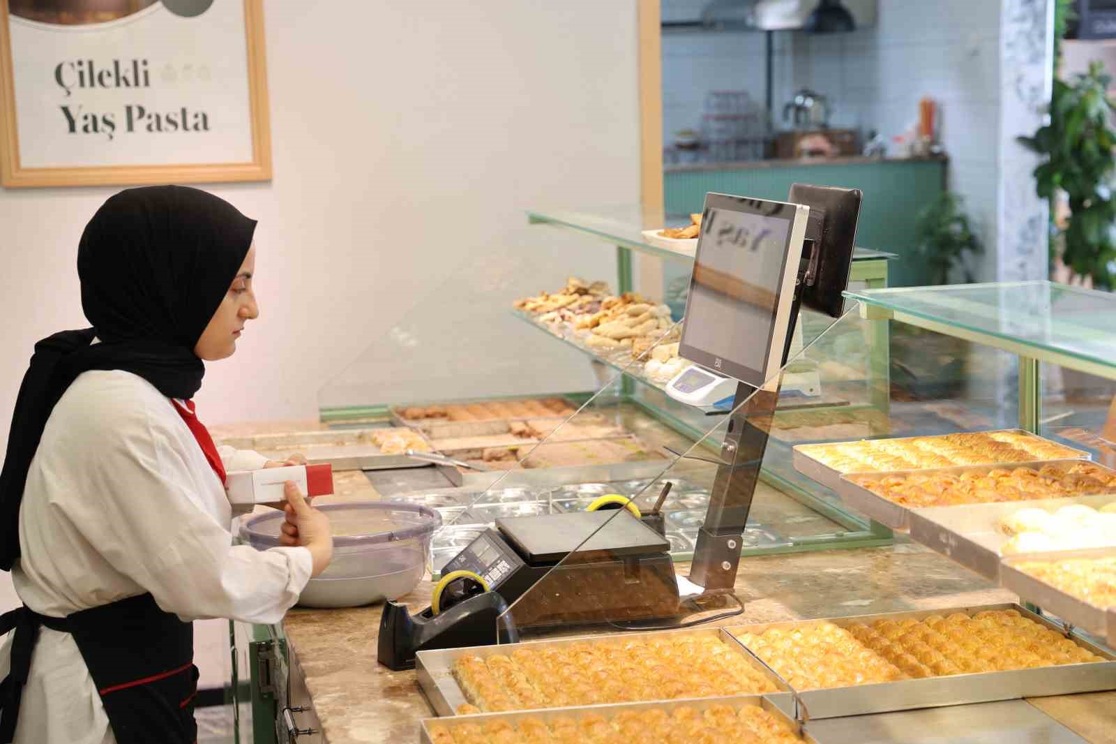 Diyarbakır&rsquo;ın 40 yıllık tatlı firmasından iflas iddialarına a&ccedil;ıklama: "40 yıla aşkın b&uuml;y&uuml;k bir firmayız. İğne ucu kadar bir k&uuml;&ccedil;&uuml;lmeye de gitmedik"
