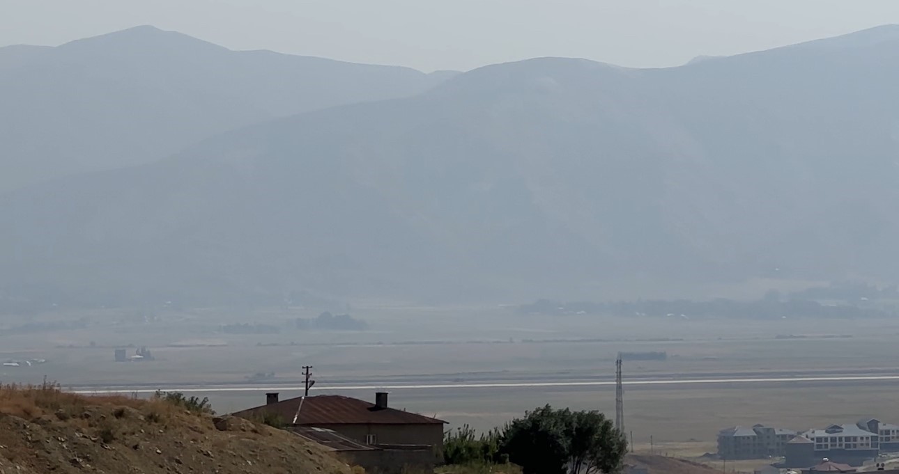 Y&uuml;ksekova&rsquo;yı toz bulutu kapladı: Cilo dağları g&ouml;zden kayboldu
