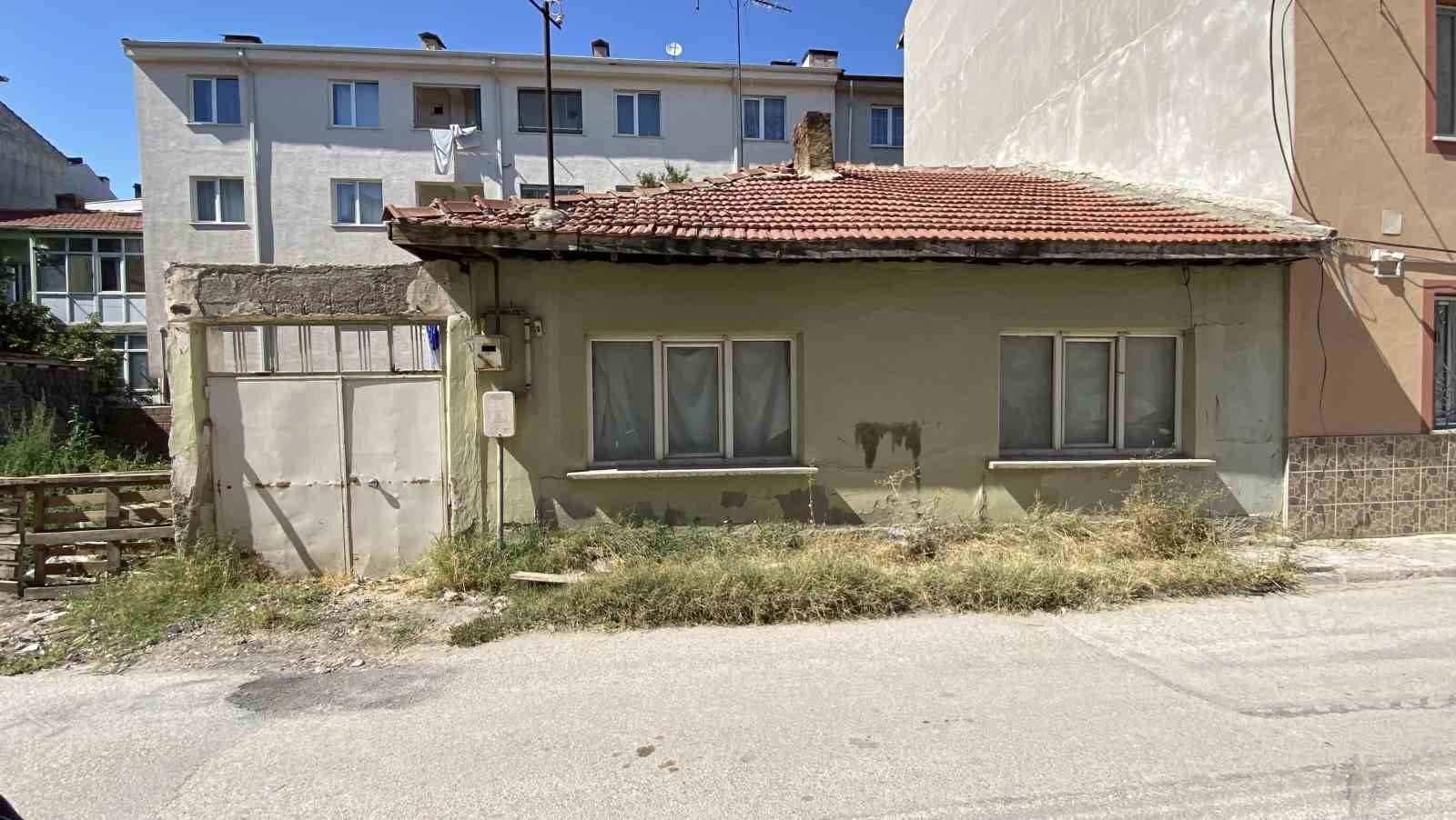 &Ccedil;ocuklar metruk evde ceset buldu
