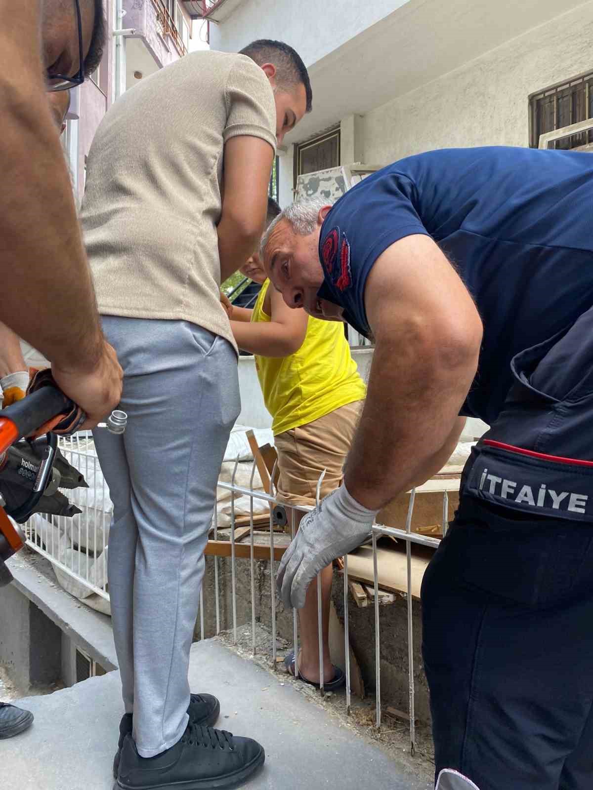 Bacağına saplanan demir korkulukla birlikte hastaneye kaldırıldı