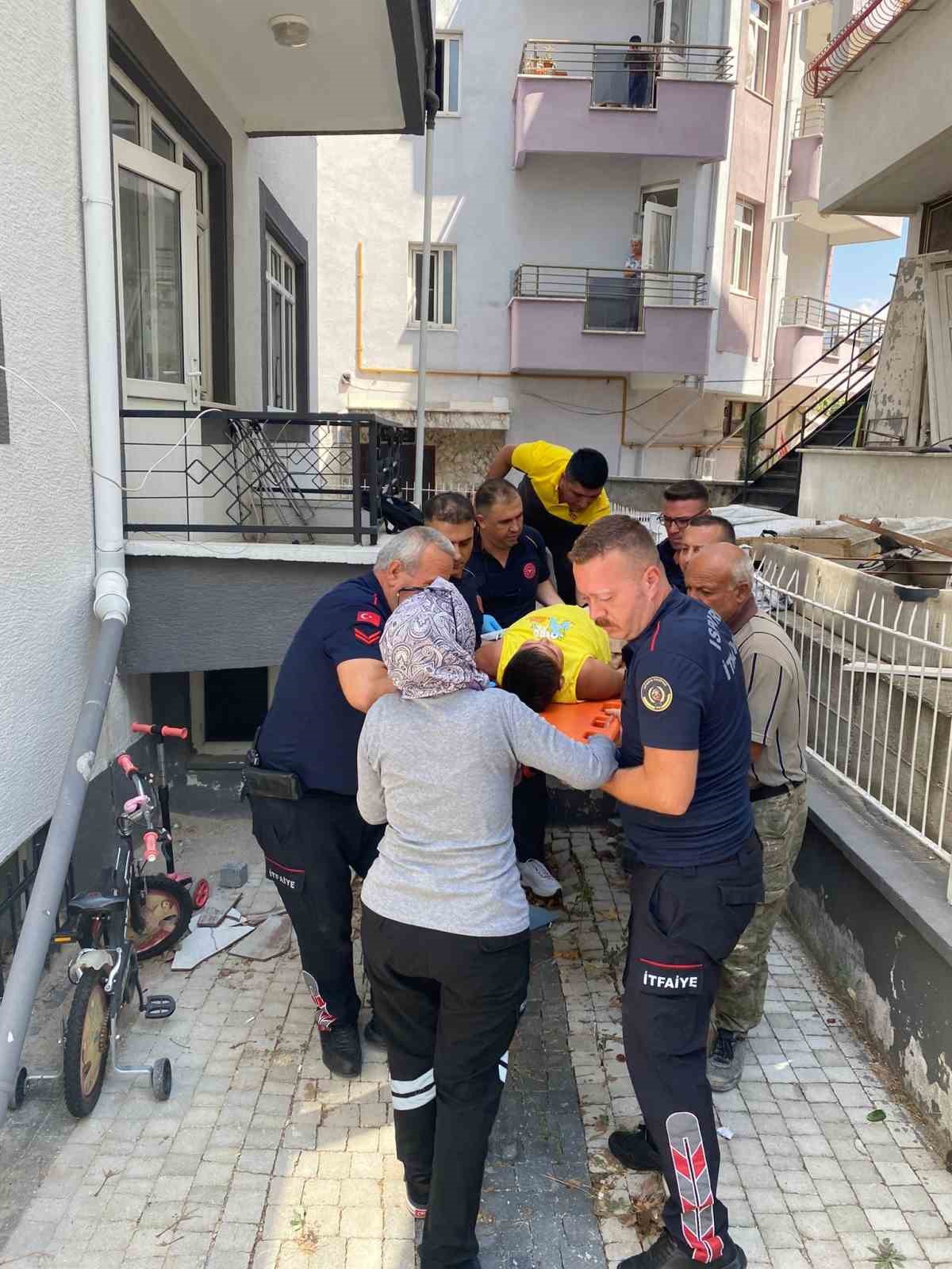 Bacağına saplanan demir korkulukla birlikte hastaneye kaldırıldı
