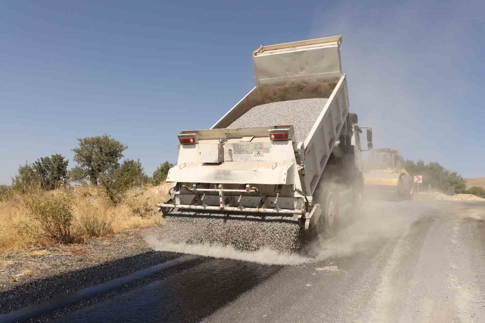 Elazığ&rsquo;ın k&ouml;ylerinde asfaltlama &ccedil;alışmaları s&uuml;r&uuml;yor
