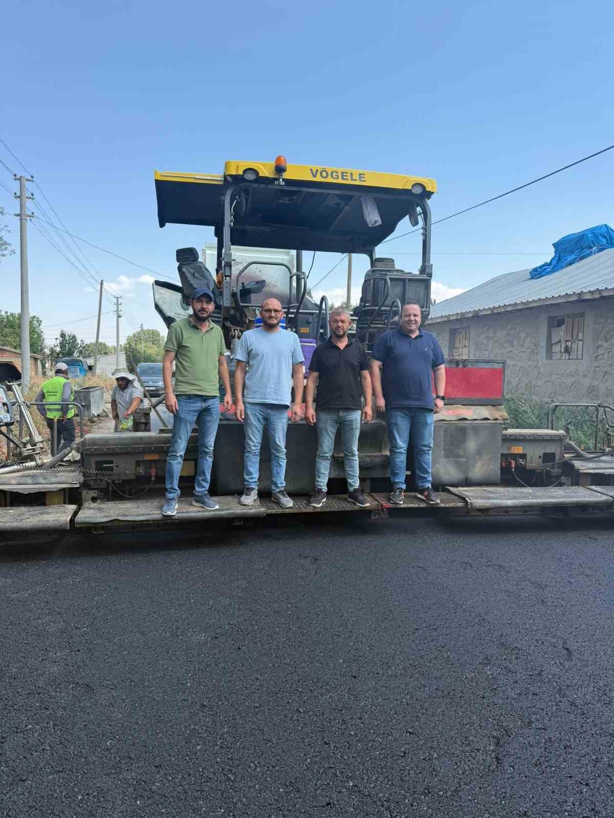 Şuhut&rsquo;un Ortapınar Mahallesi&rsquo;nde asfalt &ccedil;alışmaları sona yaklaşıyor
