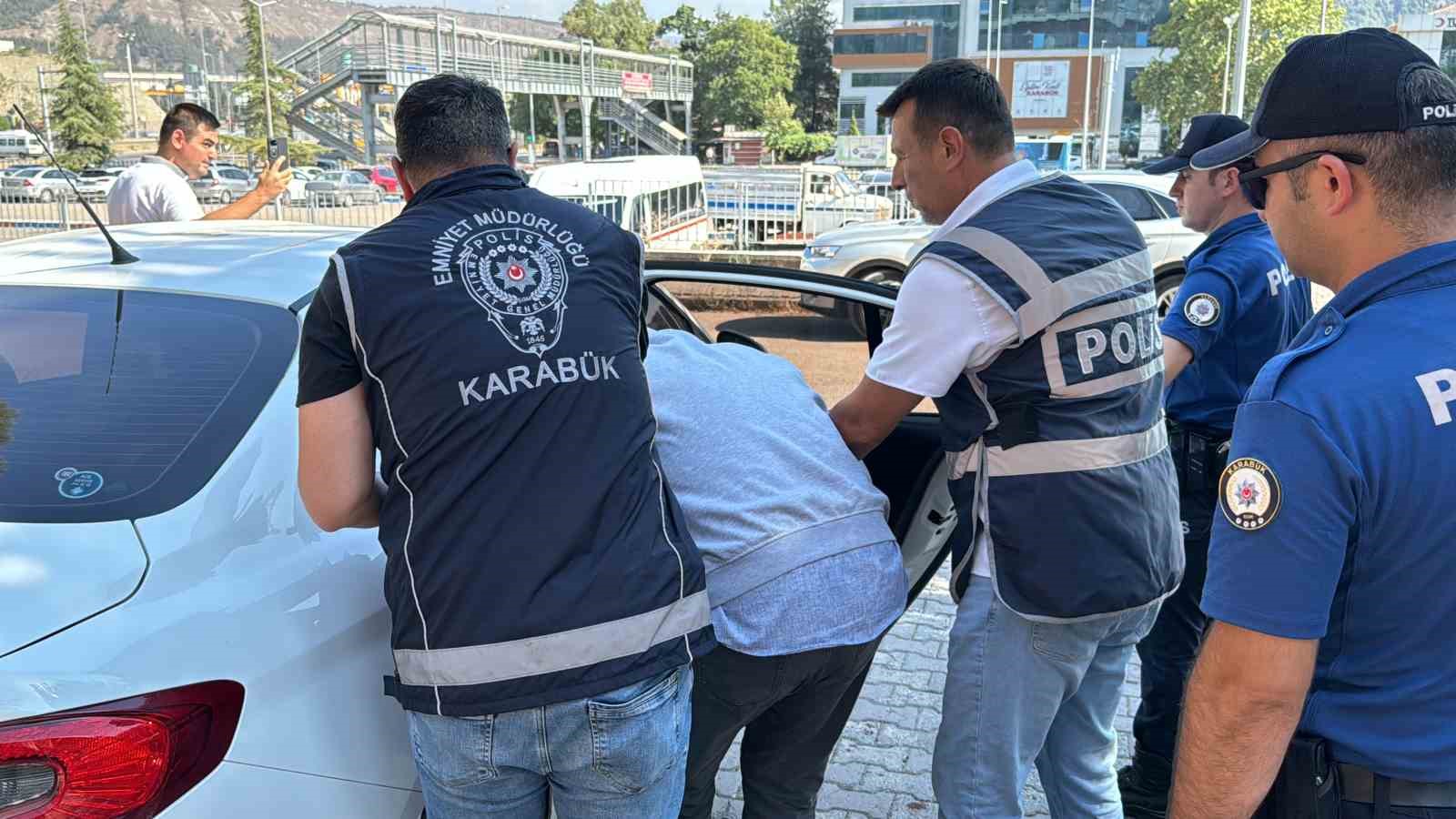 Soygun i&ccedil;in girdiği kuyumcuda dakikalarca d&ouml;v&uuml;len ş&uuml;pheli tutuklandı
