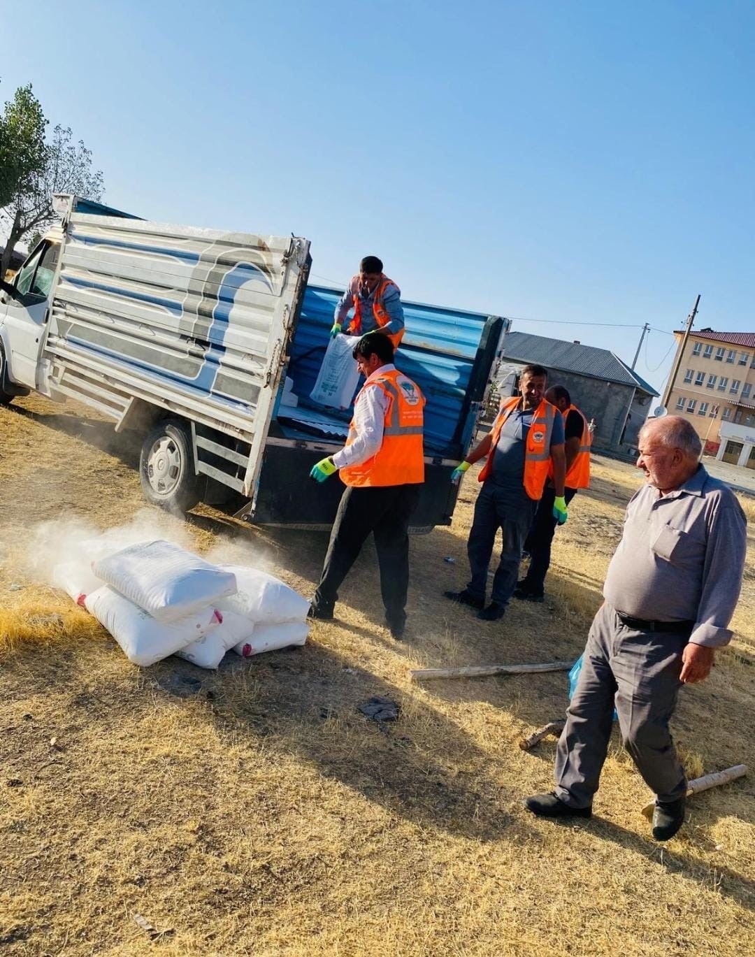 Patnos&rsquo;ta mağdur aileye destek oldular
