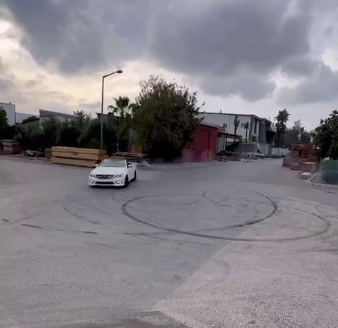 Ana yolda ters y&ouml;nde ilerleyip drift atan s&uuml;r&uuml;c&uuml;lere ceza yağdı
