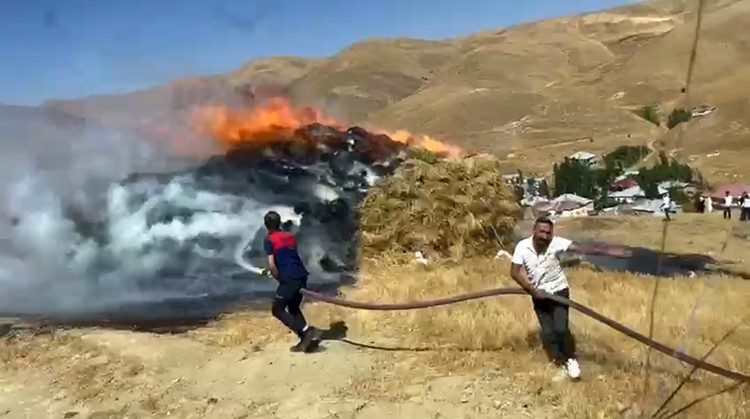Yüksekova’da anız yangını: "4 bin bağ ot kül oldu"