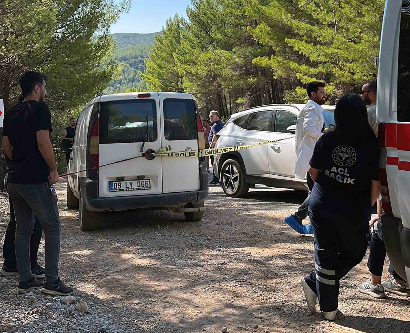 Ara&ccedil; i&ccedil;inde t&uuml;fekle vurulmuş halde bulundu

